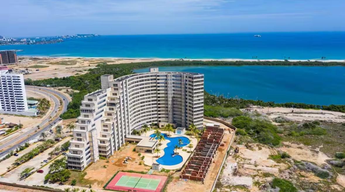 Edificio Ocean Blue y laguna desde el aire