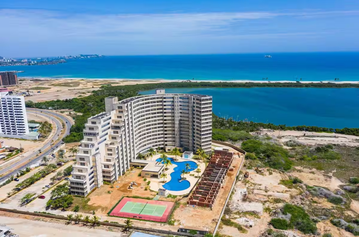 Edificio Ocean Blue junto a la laguna